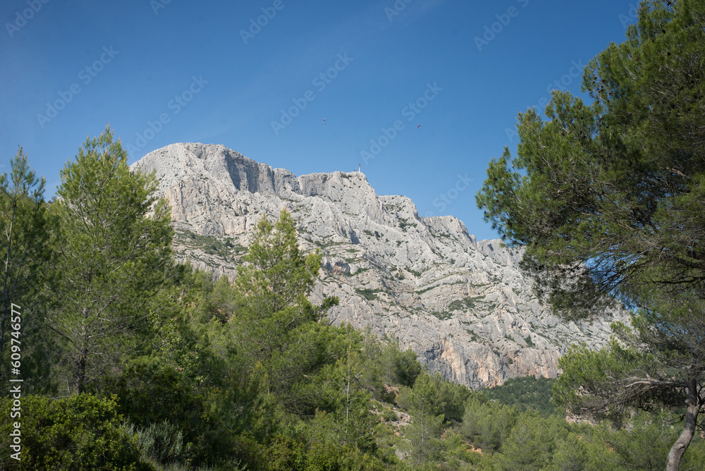 Montagne sainte victoire depuis le tholonet randonnée matinale aix en provence /Montagne Sainte Victoire from Le Tholonet Morning Hike Aix en Provence