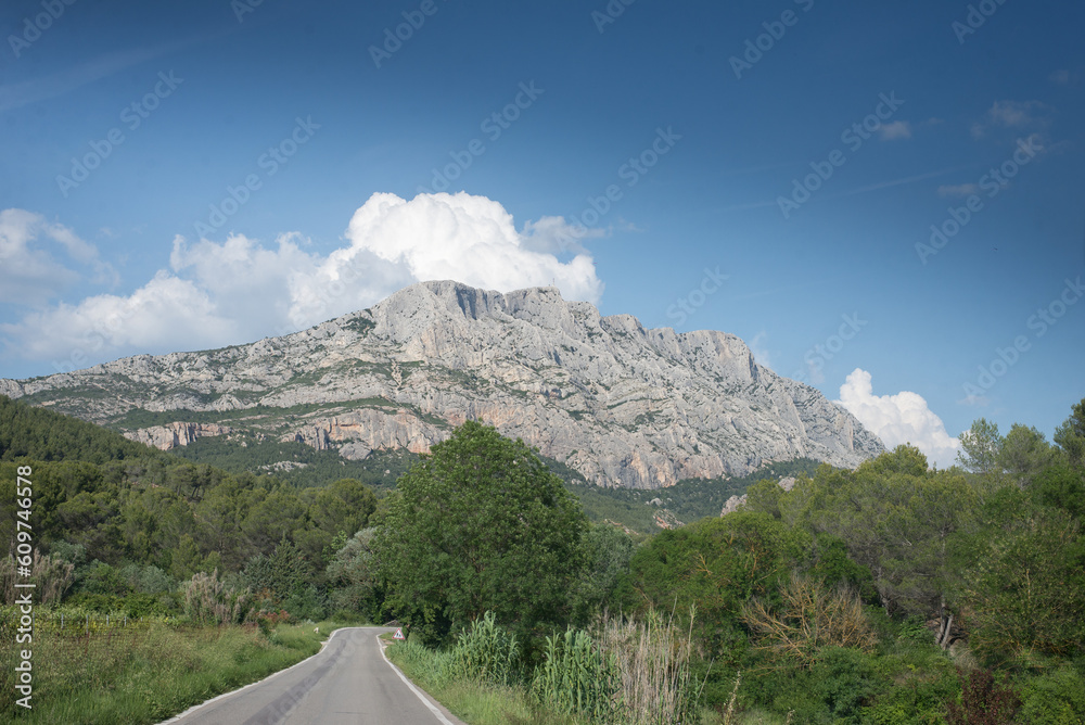 Montagne sainte victoire vue de coté par la route d'Aix en Provence / Montagne Sainte Victoire seen from the side by the road to Aix en Provence