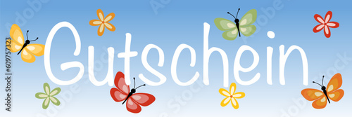 Gutschein - Schriftzug in deutscher Sprache. Gutscheinkarte mit bunten Blumen und Schmetterlingen auf himmelblauem Hintergrund.