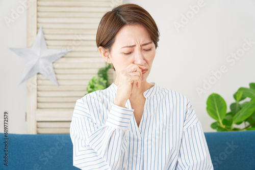 鼻炎の女性
