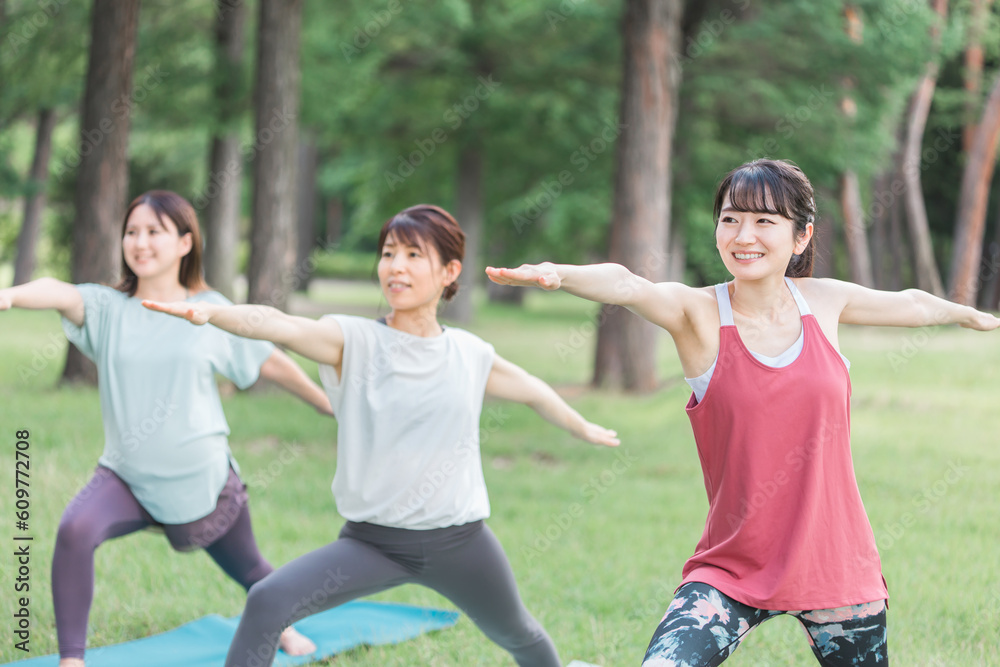 公園でヨガ教室をする女性たち(パークヨガ・外ヨガ・健康)
公園でヨガ教室をする女性たち(パークヨガ・外ヨガ・健康)