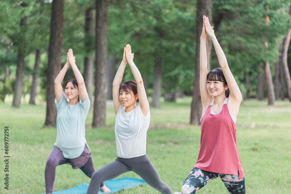 公園でヨガ教室をする女性たち(パークヨガ・外ヨガ・健康)
公園でヨガ教室をする女性たち(パークヨガ・外ヨガ・健康)