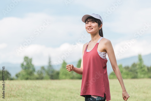 公園で運動・散歩・ウォーキング・有酸素運動・ランニングする女性 