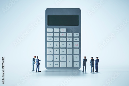 計算機とミニチュアのサラリーマン