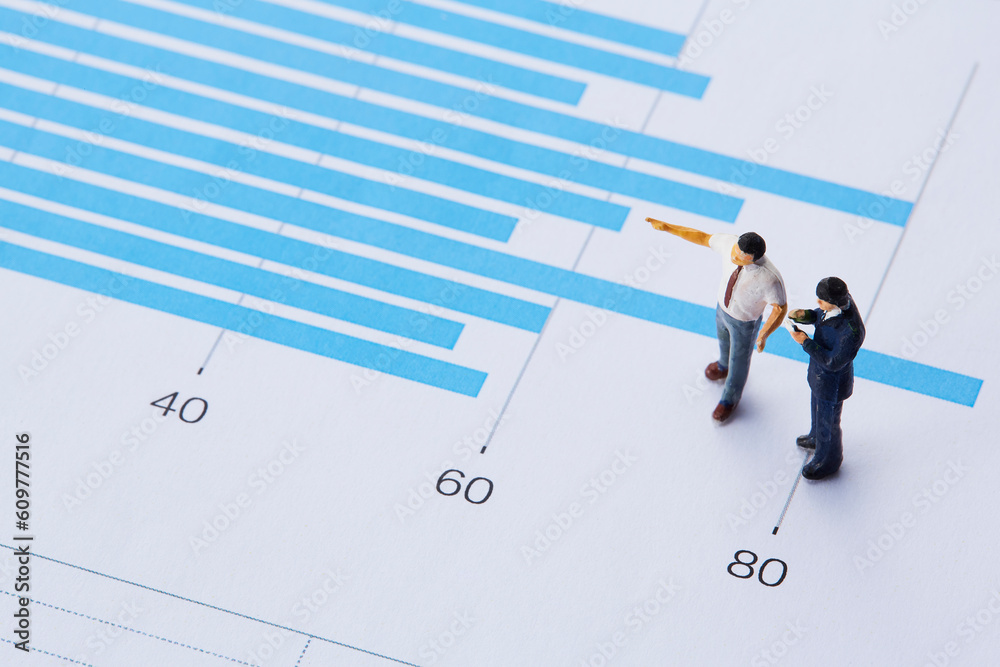 グラフとミニチュアの人