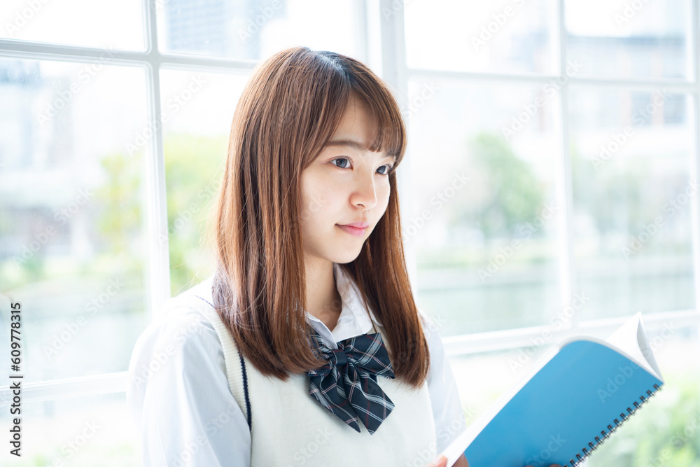 ノートを持っている女子高生 ノートを持っている女子高生