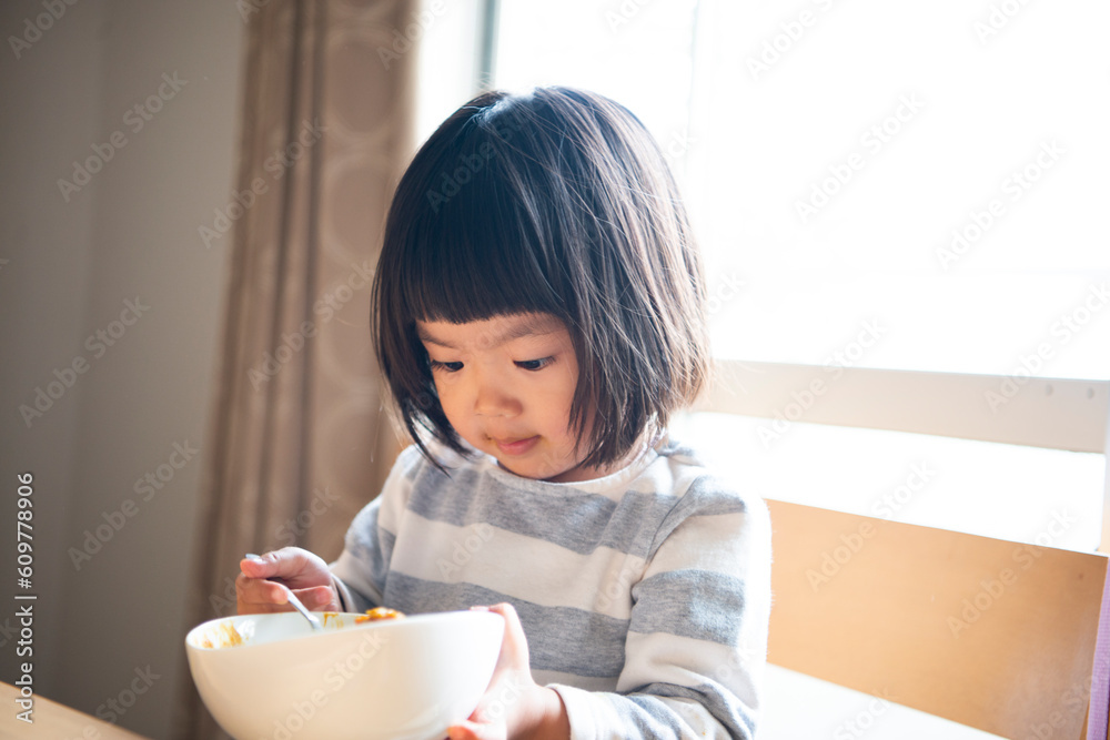 ご飯を食べている女の子