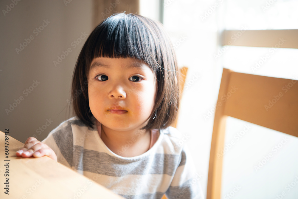 食卓にいる女の子 食卓にいる女の子