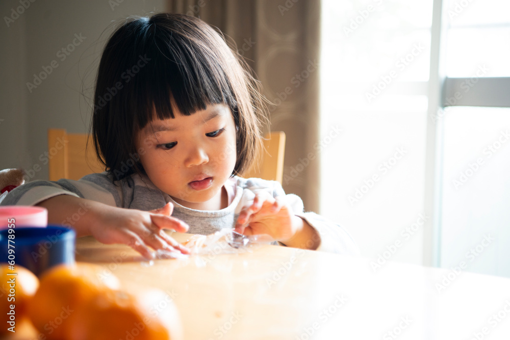 食卓でおやつを食べている女の子 食卓でおやつを食べている女の子