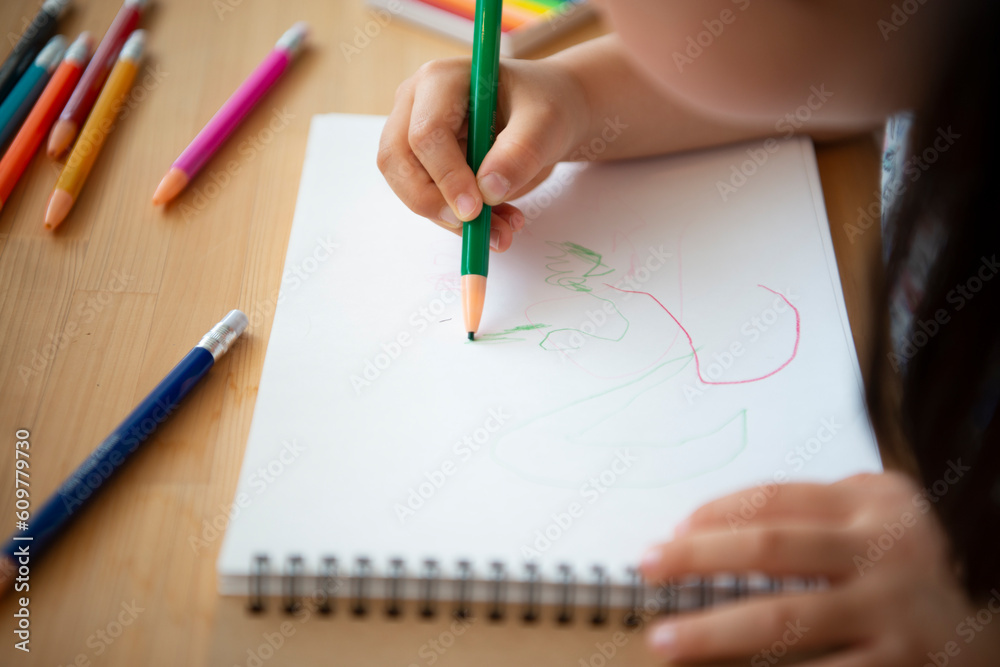 机で絵を描いている女の子 机で絵を描いている女の子