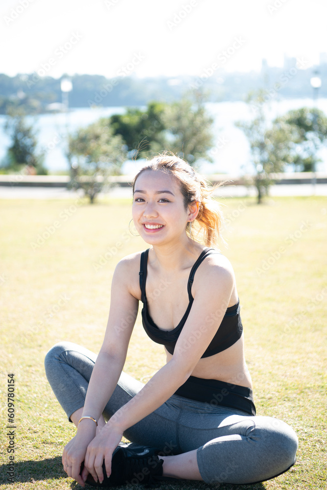 芝生に座って一休みをしている女性 芝生に座って一休みをしている女性