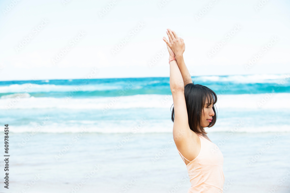 海でヨガをしている女性 海でヨガをしている女性