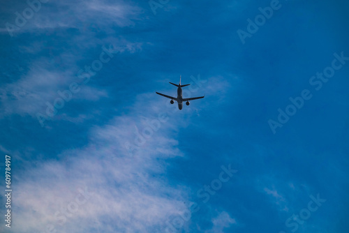 飛行機が空港に向かって高度を下げていっている写真（山の頂上から撮ったもの）