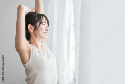 Konstfotografi 寝起き・起床時にカーテンの前で朝日を浴びる女性（脱毛・脇）