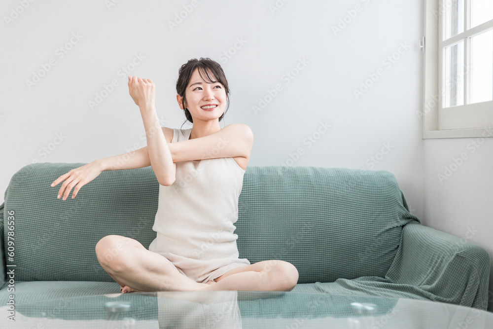 家のソファで軽くストレッチやヨガをする若いアジア人女性(モーニングルーティーン)
家のソファで軽くストレッチやヨガをする若いアジア人女性(モーニングルーティーン)