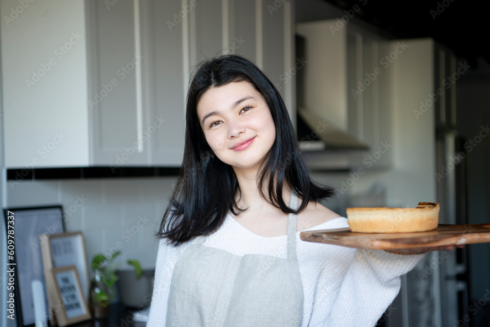 キッチンでキッシュを持っている女性 キッチンでキッシュを持っている女性