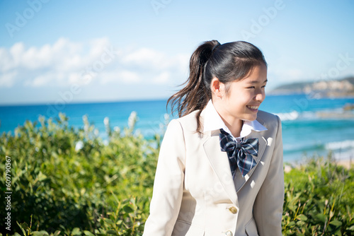 ビーチで笑っている制服姿の女子学生 photo