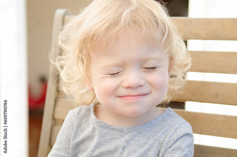 目をつぶっている男の子 目をつぶっている男の子