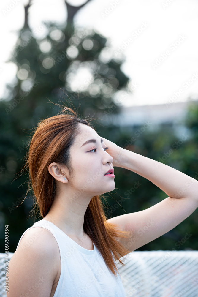 エクササイズ中に遠くを見ている女性 エクササイズ中に遠くを見ている女性