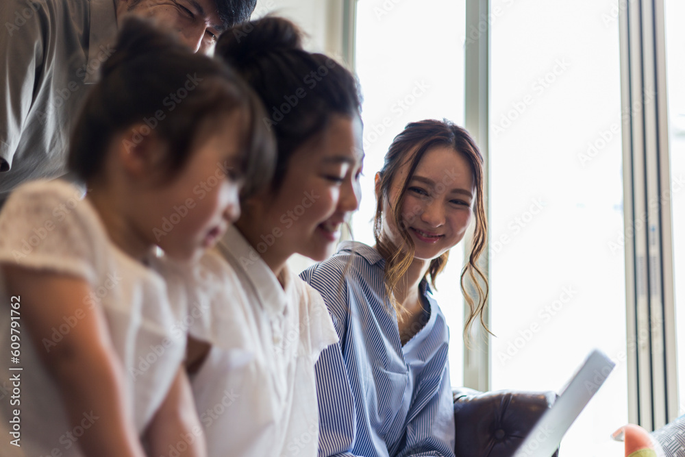 パソコンを見る家族