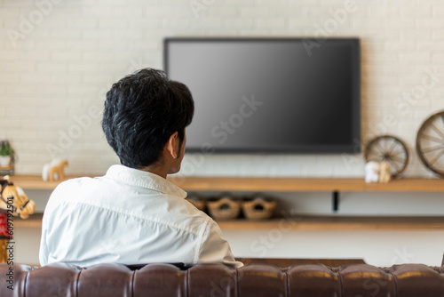 テレビを見る男性 photo