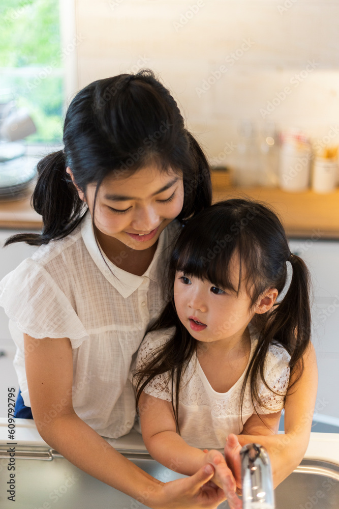 手洗いする姉妹 手洗いする姉妹