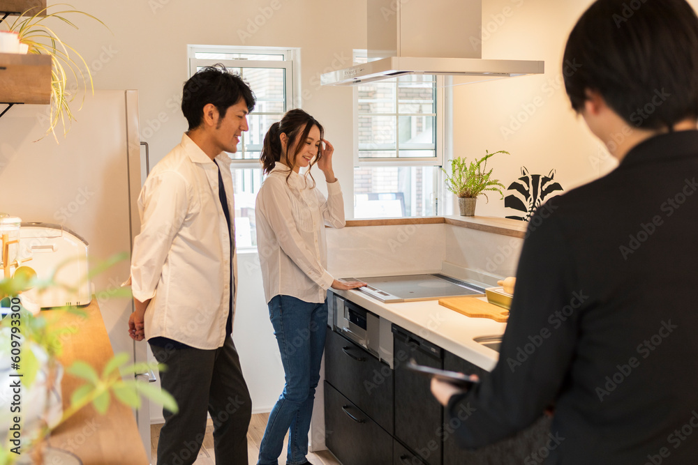 内覧をする夫婦 内覧をする夫婦