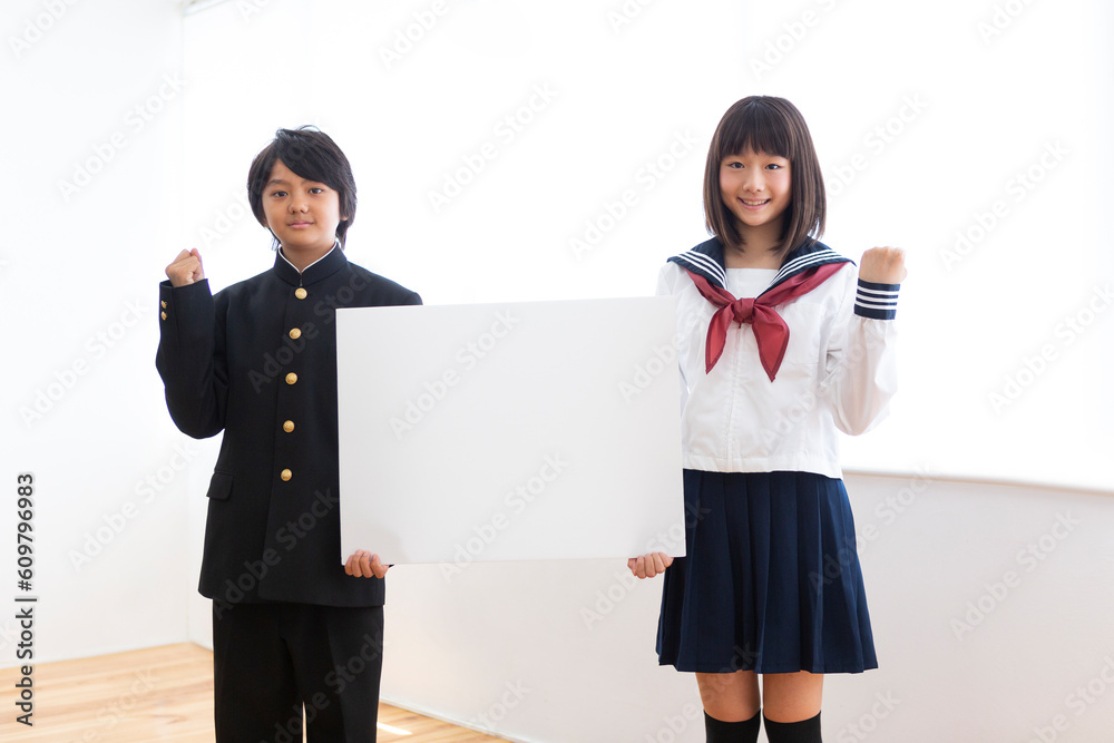 ボードを持つ中学生