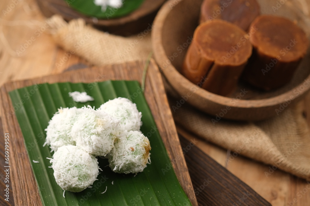 Kelepon, known outside Java as onde-onde, or kalalapun/kelelepon, is a type of traditional cake which is included in the market snack group. Kelepon, known outside Java as onde-onde, or kalalapun/kelelepon, is a type of traditional cake which is included in the market snack group.