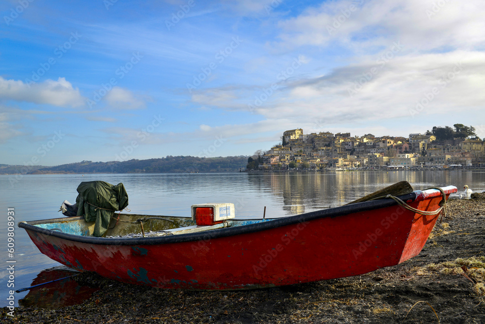 Bateaux de pêche sur les rives du lac de Bracciano en Italie