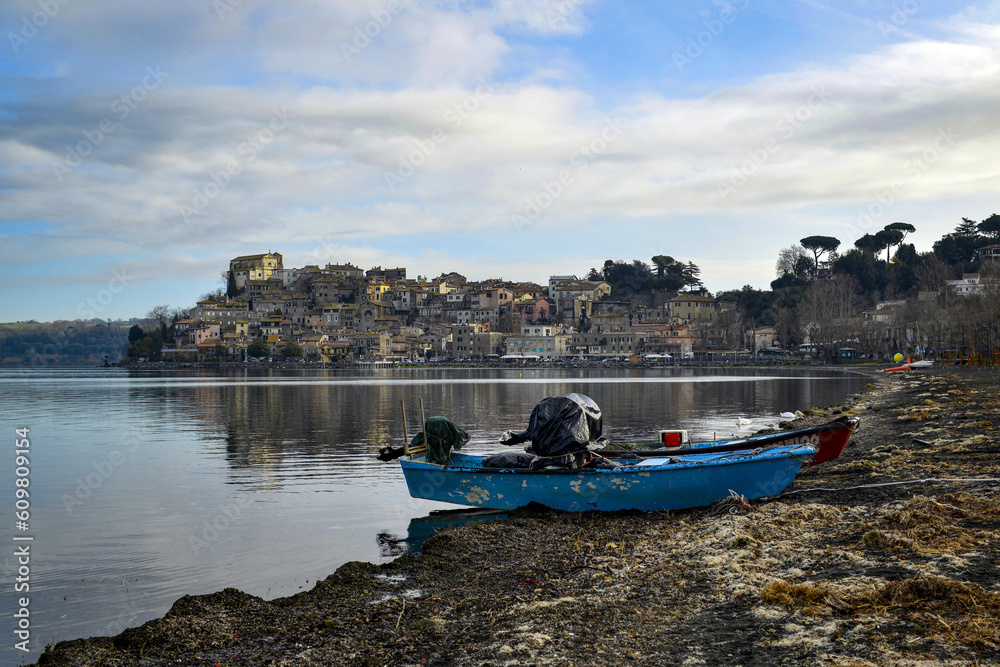 Bateaux de pêche sur les rives du lac de Bracciano en Italie