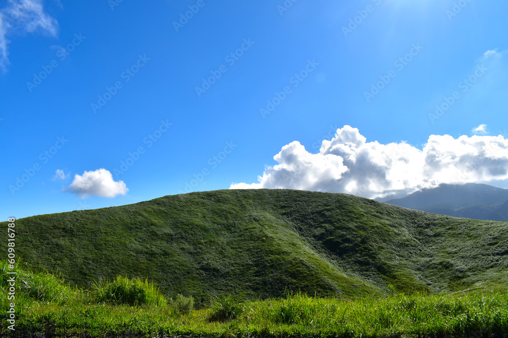 白い雲青い空緑の山。晴天の日の山です。