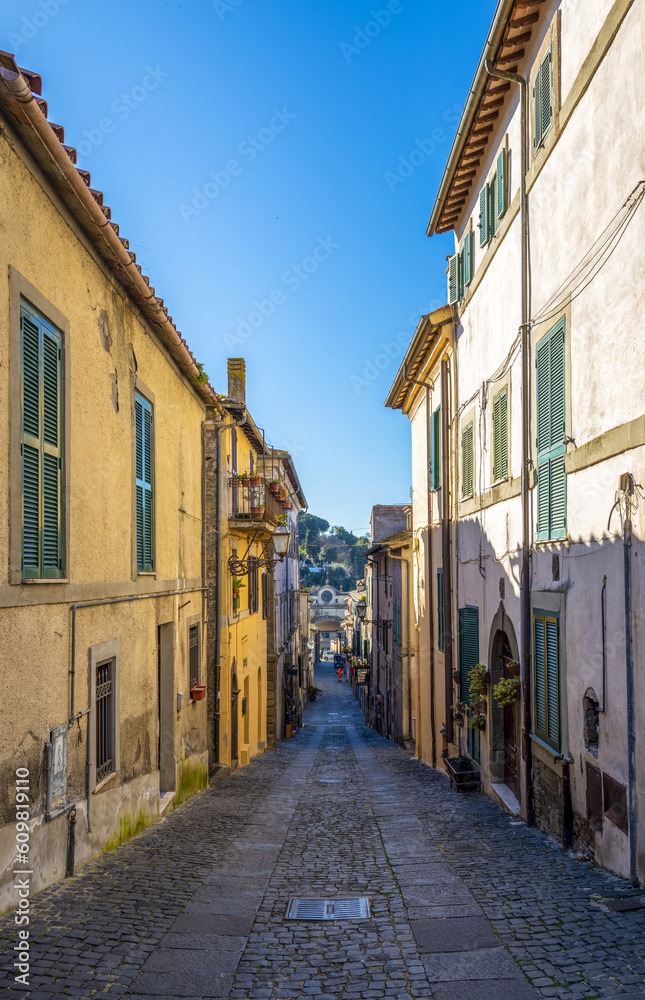 Ruelle dans le village médiéval d'Anguillara Sabazia en Italie