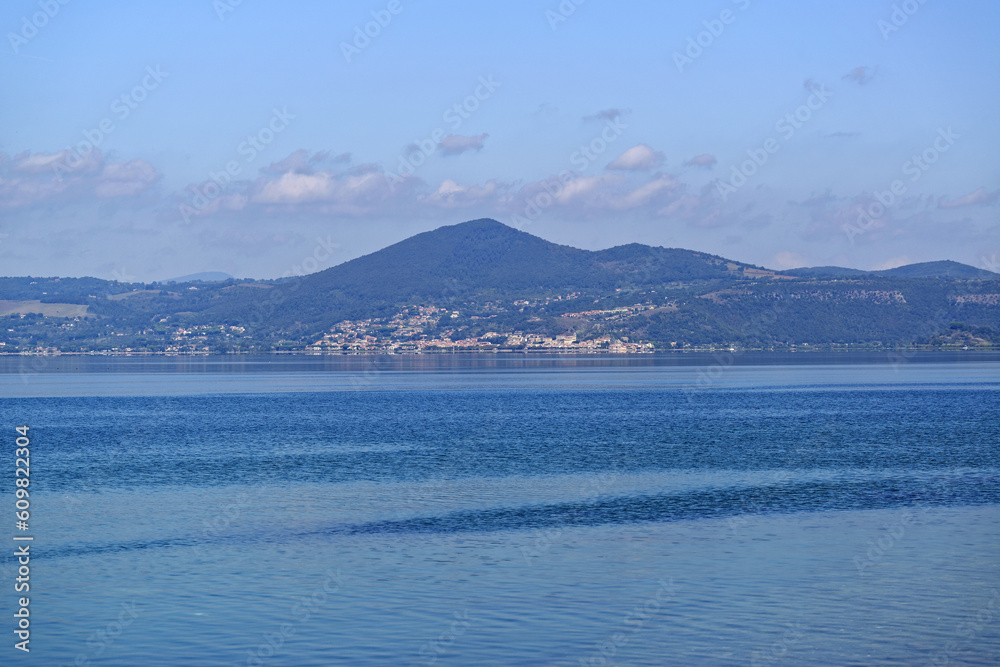 Le lac de Bracciano en Italie