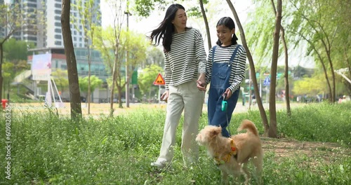 강아지를 산책시키는 엄마와 딸 
