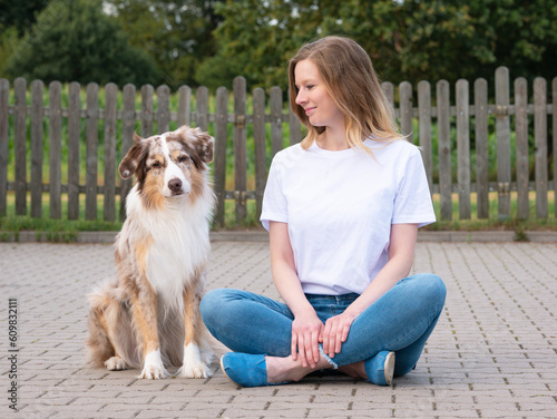 Frau mit Hund Australian Shepherd weißes T-Shirt Jeans Mockup Outdoor Wald draußen Park Zaun