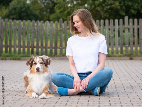 Frau mit Hund Australian Shepherd weißes T-Shirt Jeans Mockup Outdoor Wald draußen Park Zaun