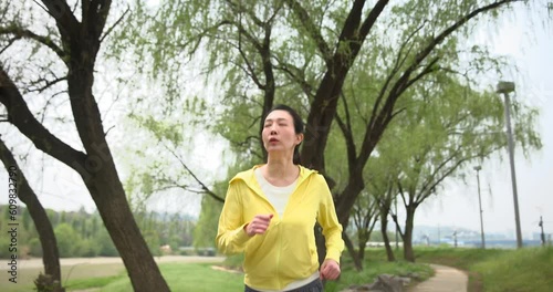 조깅을 하며 건강한생활을 하는 여성 