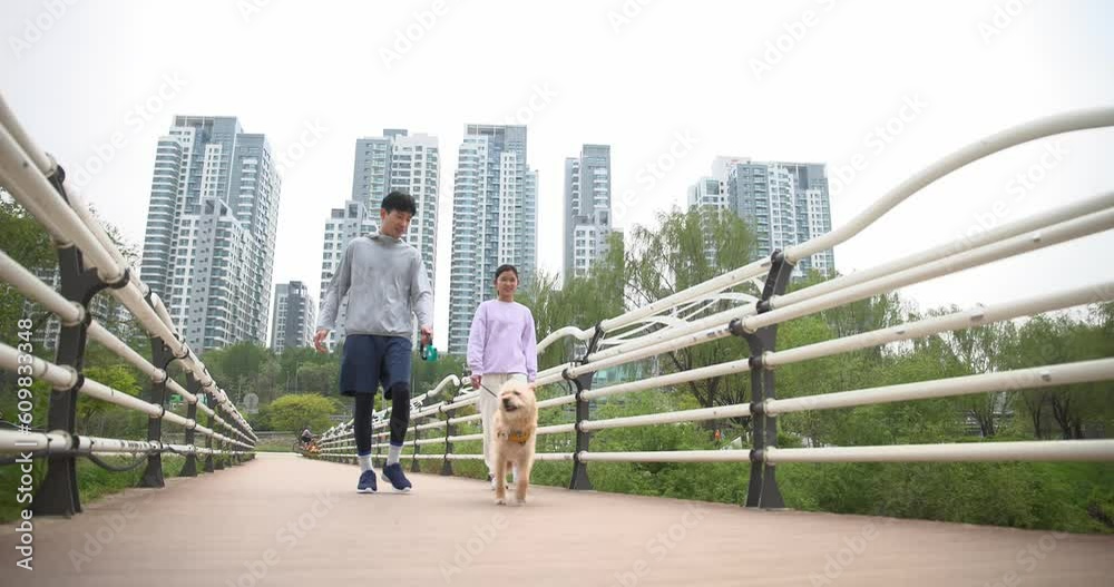 강아지를 산책시키는 아빠와 딸 강아지를 산책시키는 아빠와 딸