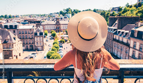 Foto Tour tourism in Morlaix -  Panoramic view of the city, woman tourist- Finistere,