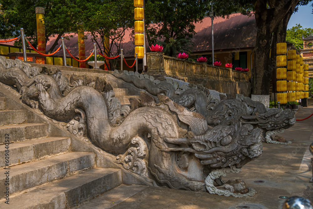 Dragon Hand Rails The staircase and the Dragon shaped Handrails of Kinh Thien palace ...
