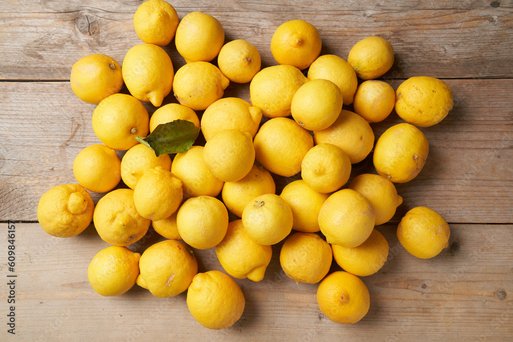 gesunde gelbe Zitronen mit Vitamin C gegen Erkältung