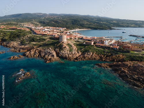 Drohnenaufnahme aus der Luft, Strand mit Klippen, edyllisch, Wasser, Sardinien, Italien