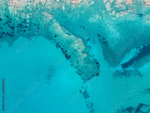 Drohnenaufnahme aus der Luft, Strand mit Klippen, edyllisch, Wasser, Sardinien, Italien