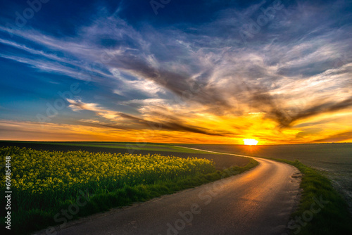 Zachód słońca na polach rzepaku © Krzysztof Rostkowski
