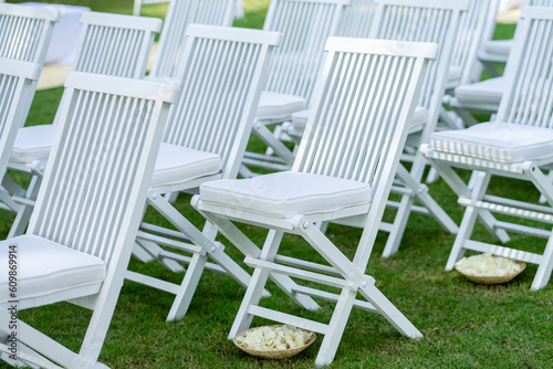 White-themed tabletop decoration concept for weddings.