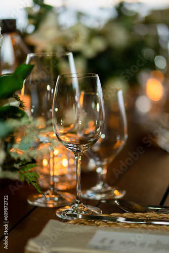 White-themed tabletop decoration concept for weddings.