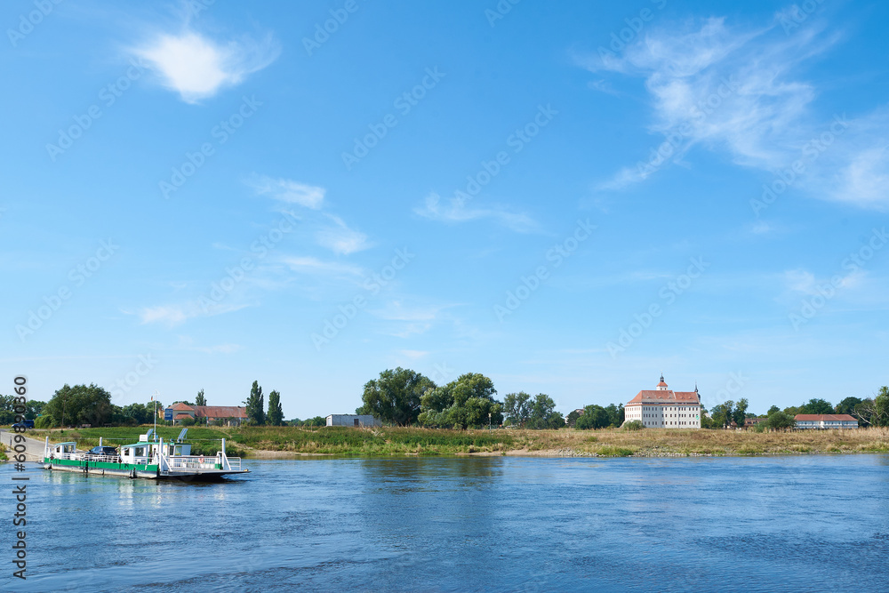 An der Elbe bei Mauken mit Schloss Pretzsch in Sachsen-Anhalt	

