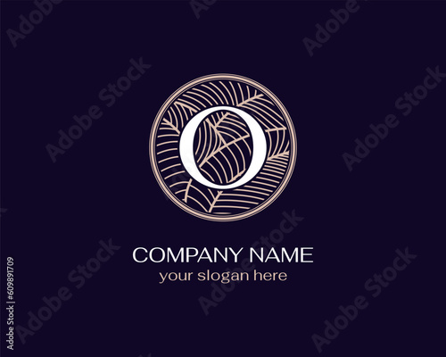 The O logo in a beautiful round leaf frame. Letter O logo template elements. personal monogram. Vector elegant logo.