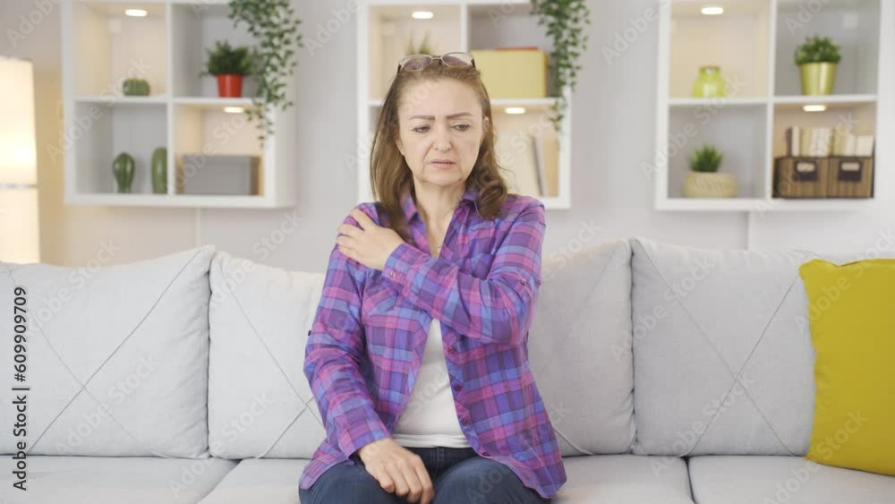 The woman is suffering from joint pain. The woman is suffering from joint pain.